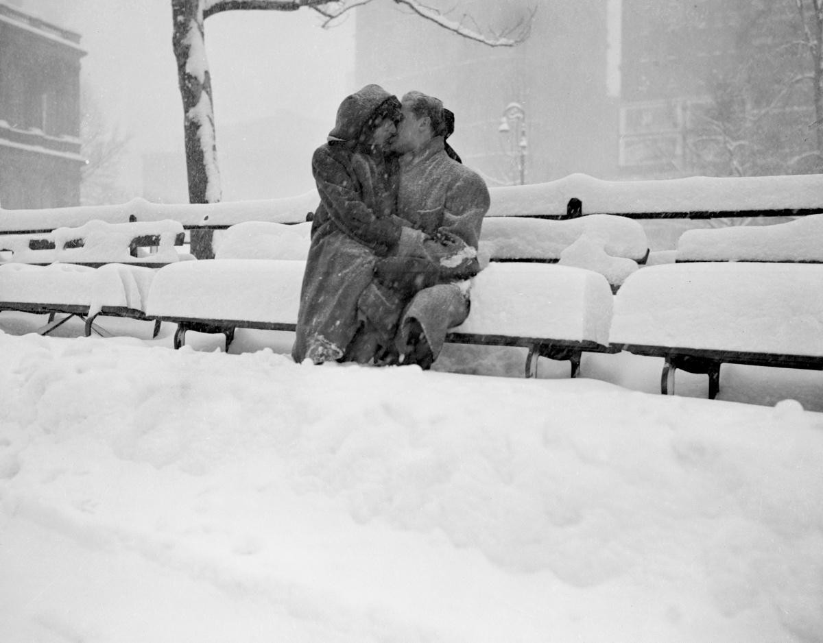 Молодожёны на заснеженной скамейке  перед муниципальным зданием Нью-Йорка, 1947. Фотограф Арт Уиттакер