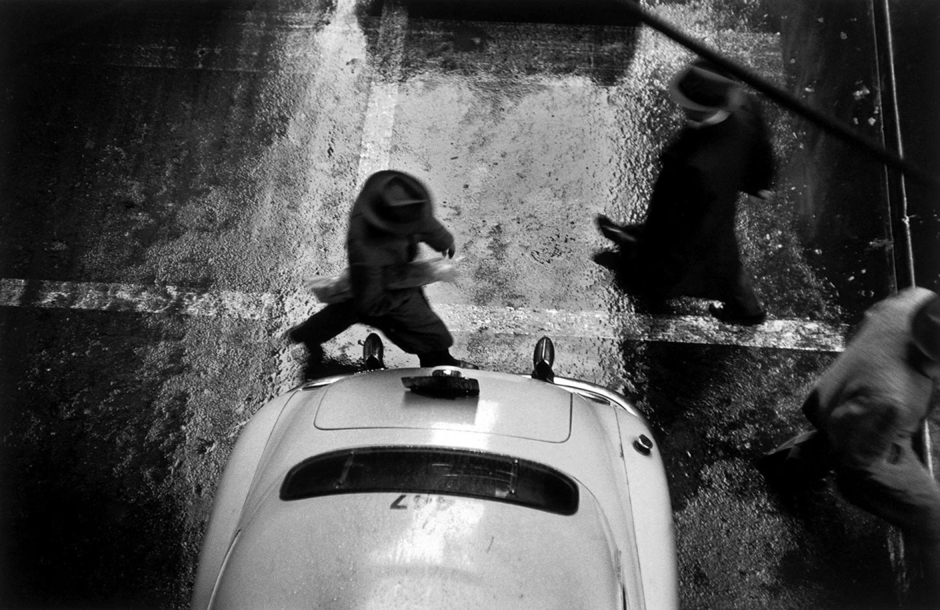 Пешеход, Нью-Йорк, 1955. Фотограф Вернер Бишоф