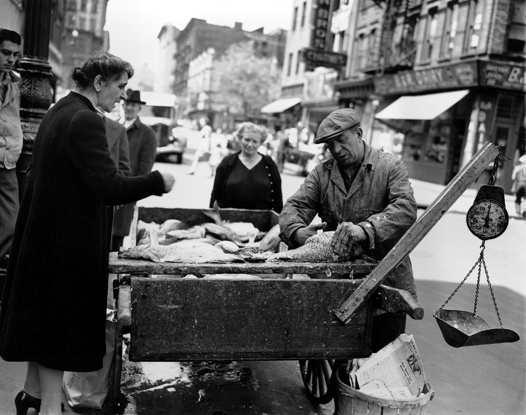 Продавец свежей рыбы в Нижнем Ист-Сайде, Нью-Йорк, 1946