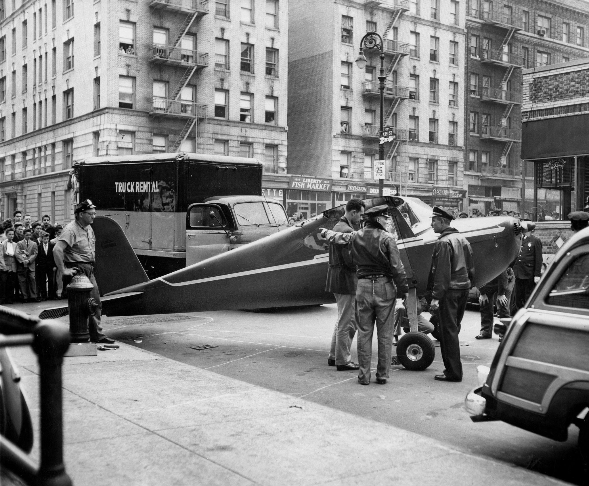 Томас Фицпатрик – пилот, на спор приземлившийся на улицах Нью-Йорка в угнанном самолёте, 1956