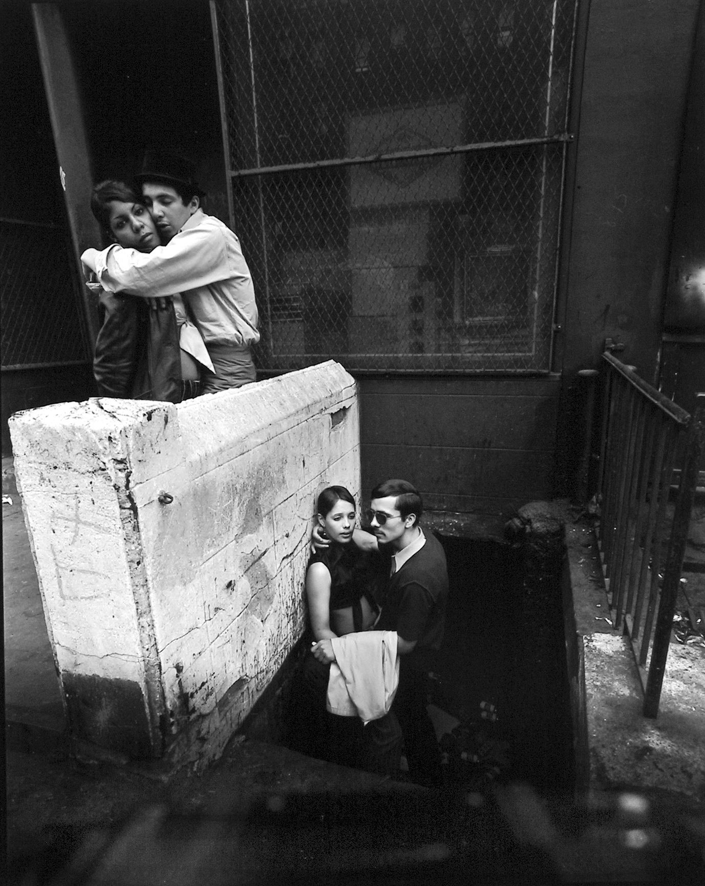 Две пары. Восточная 100-я улица, Нью-Йорк, 1960-е. Фотограф Брюс Дэвидсон