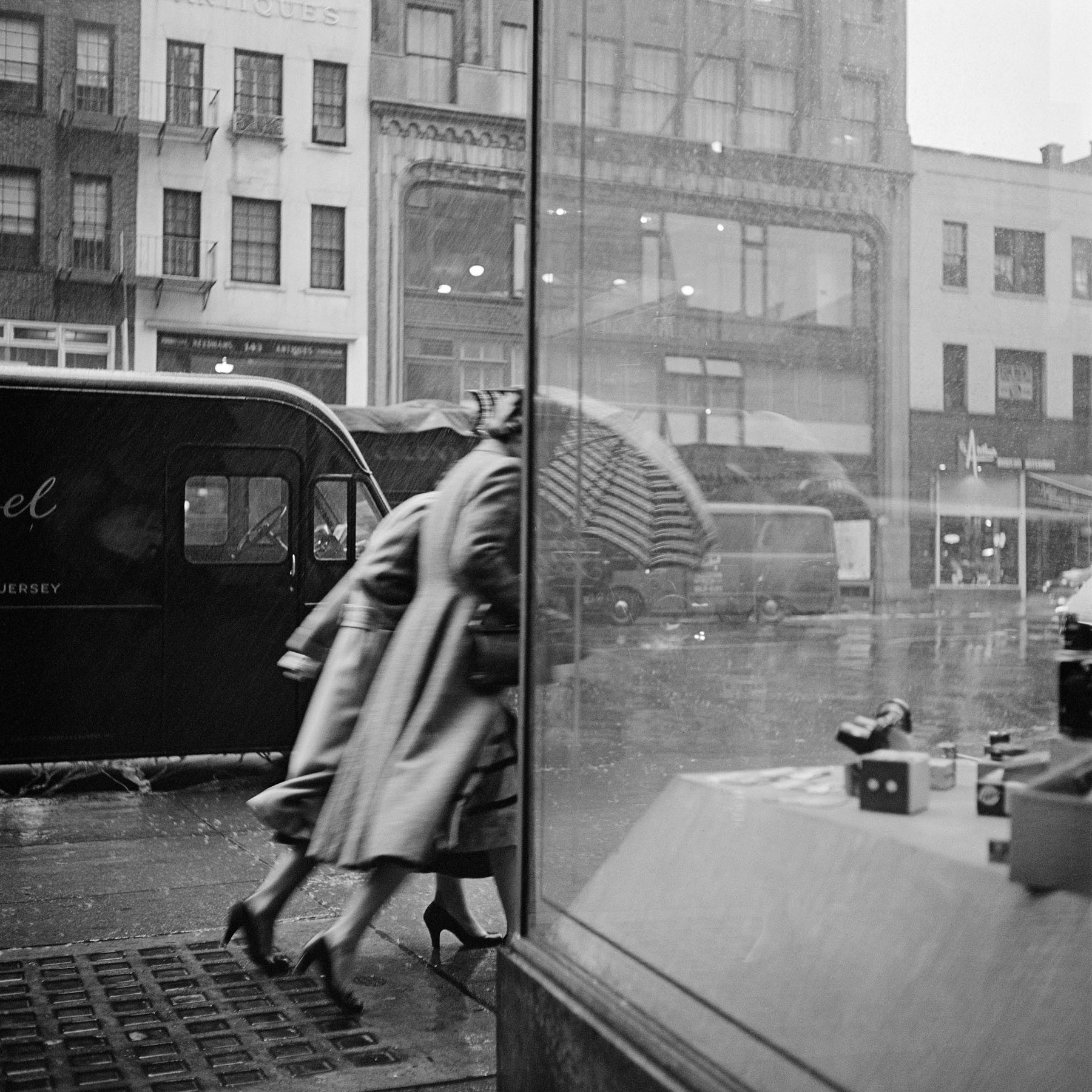 Дождливый Нью-Йорк, октябрь 1953 года. Фотограф Вивиан Майер
