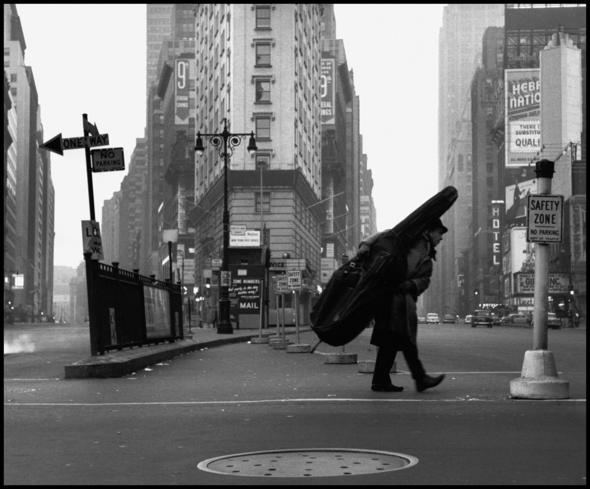 Контрабасист Билл Кроу. Нью-Йорк, 1958. Фотограф Деннис Сток
