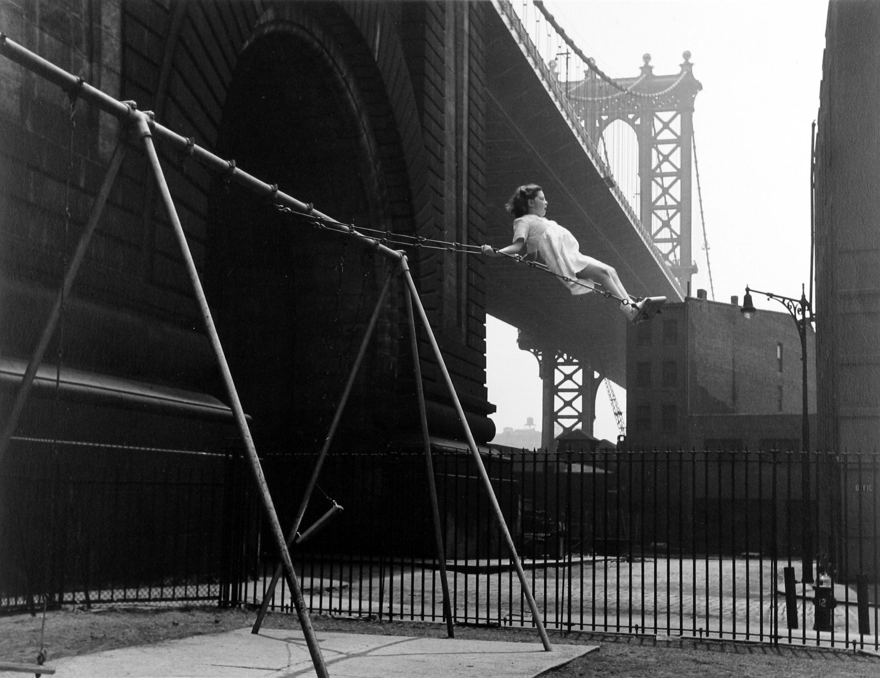 Девочка на качелях, Питт-стрит, Нью-Йорк, 1938. Фотограф Уолтер Розенблюм