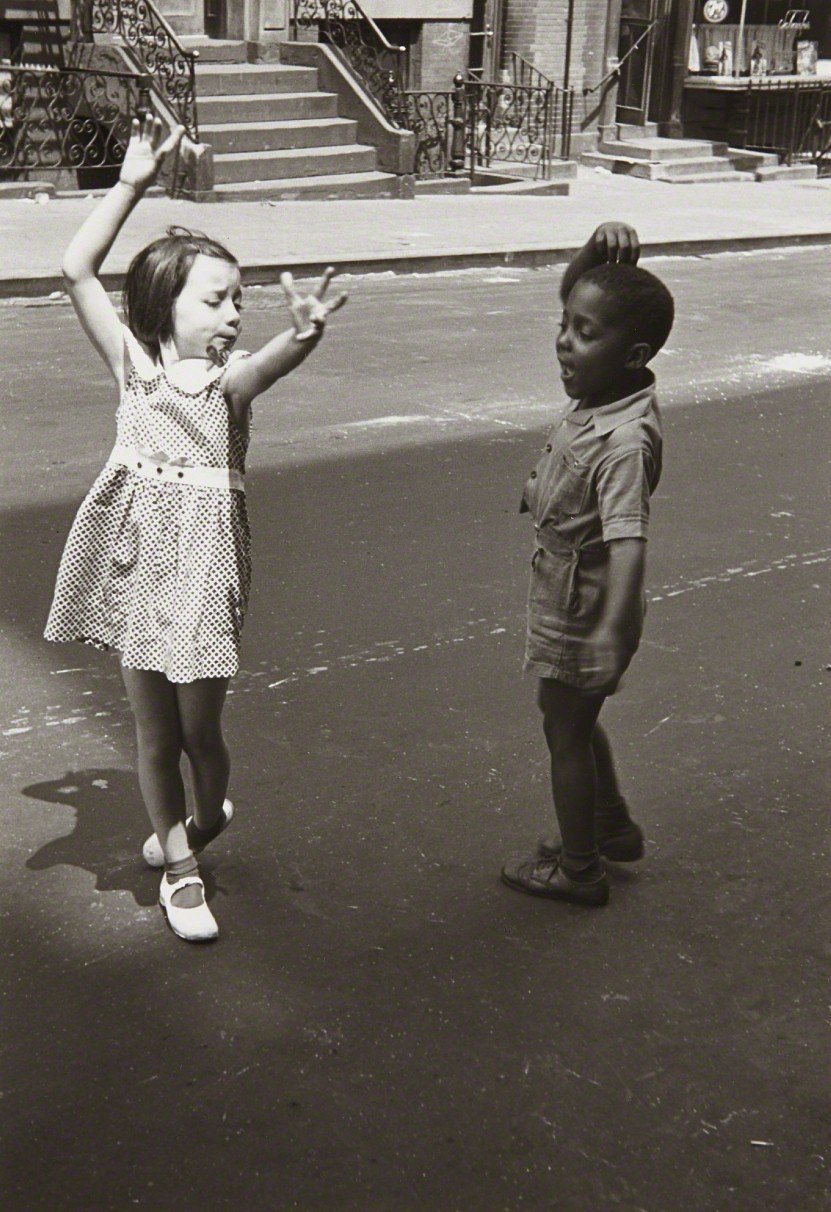 Танцующие дети, Нью-Йорк, ок. 1940. Фотограф Хелен Левитт