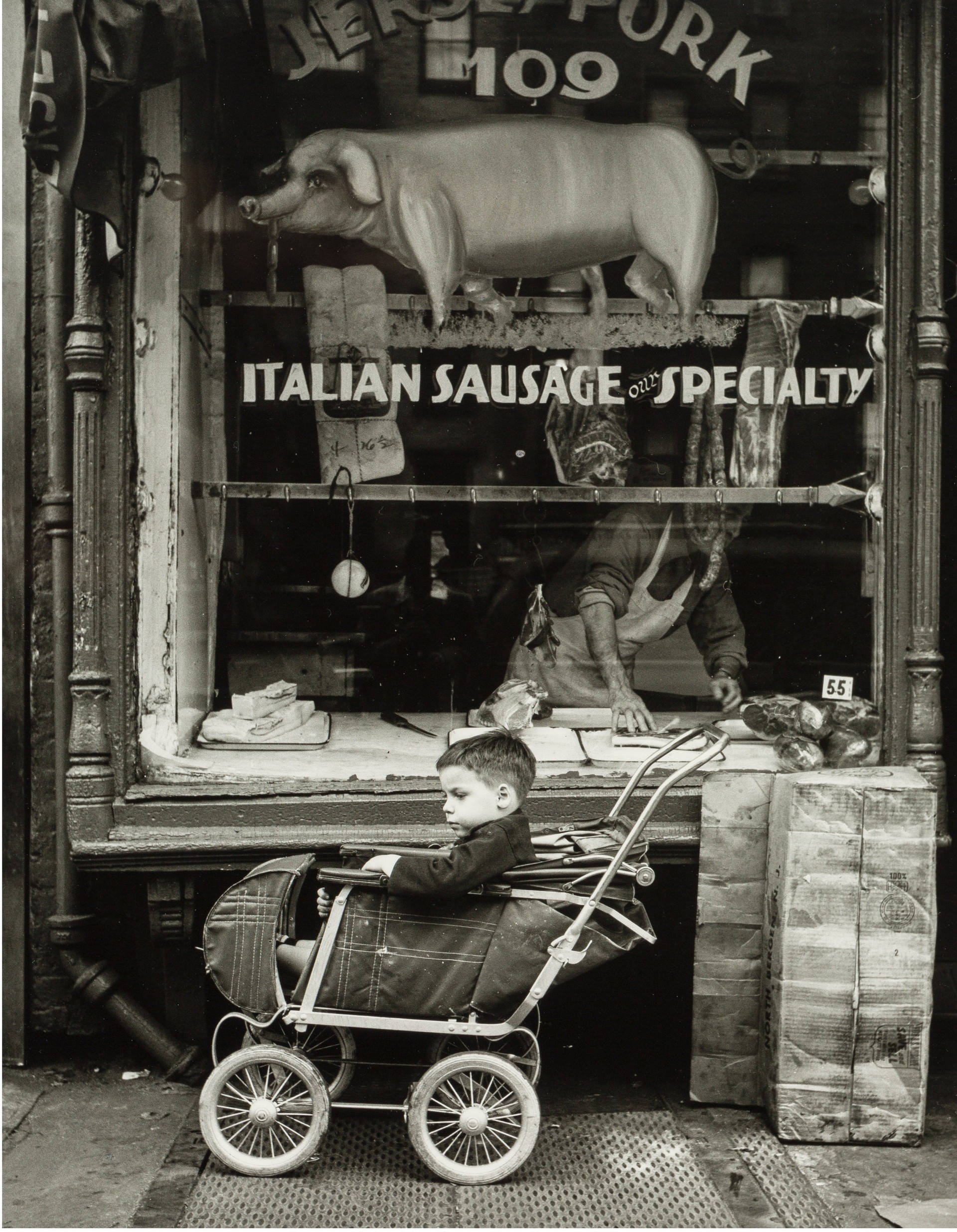 Терпеливый ребёнок. Нижний Ист-Сайд, Манхэттен, Нью-Йорк, 1951. Фотограф Мартин Элкорт