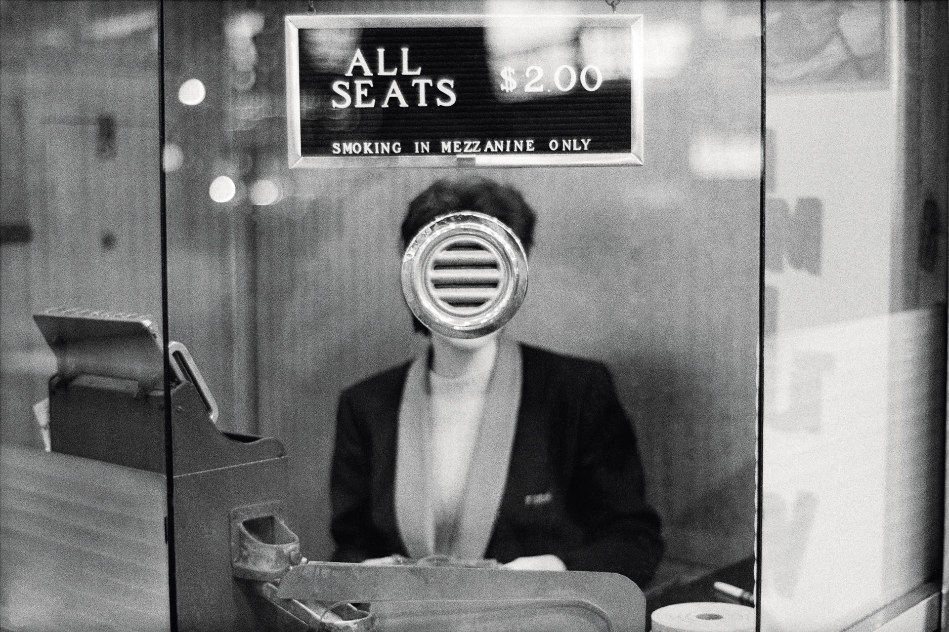 Театральный кассир. Нью-Йорк, 1963. Фотограф Джоэл Мейеровиц