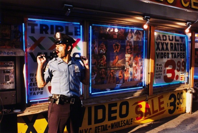 Полисмен в Нью-Йорке, 1993. Фотограф Джефф Мермельштейн