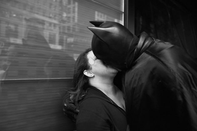 «Бэтмен на свидании». Таймс-сквер, Нью-Йорк, 2014. Фотограф Бетси Карел