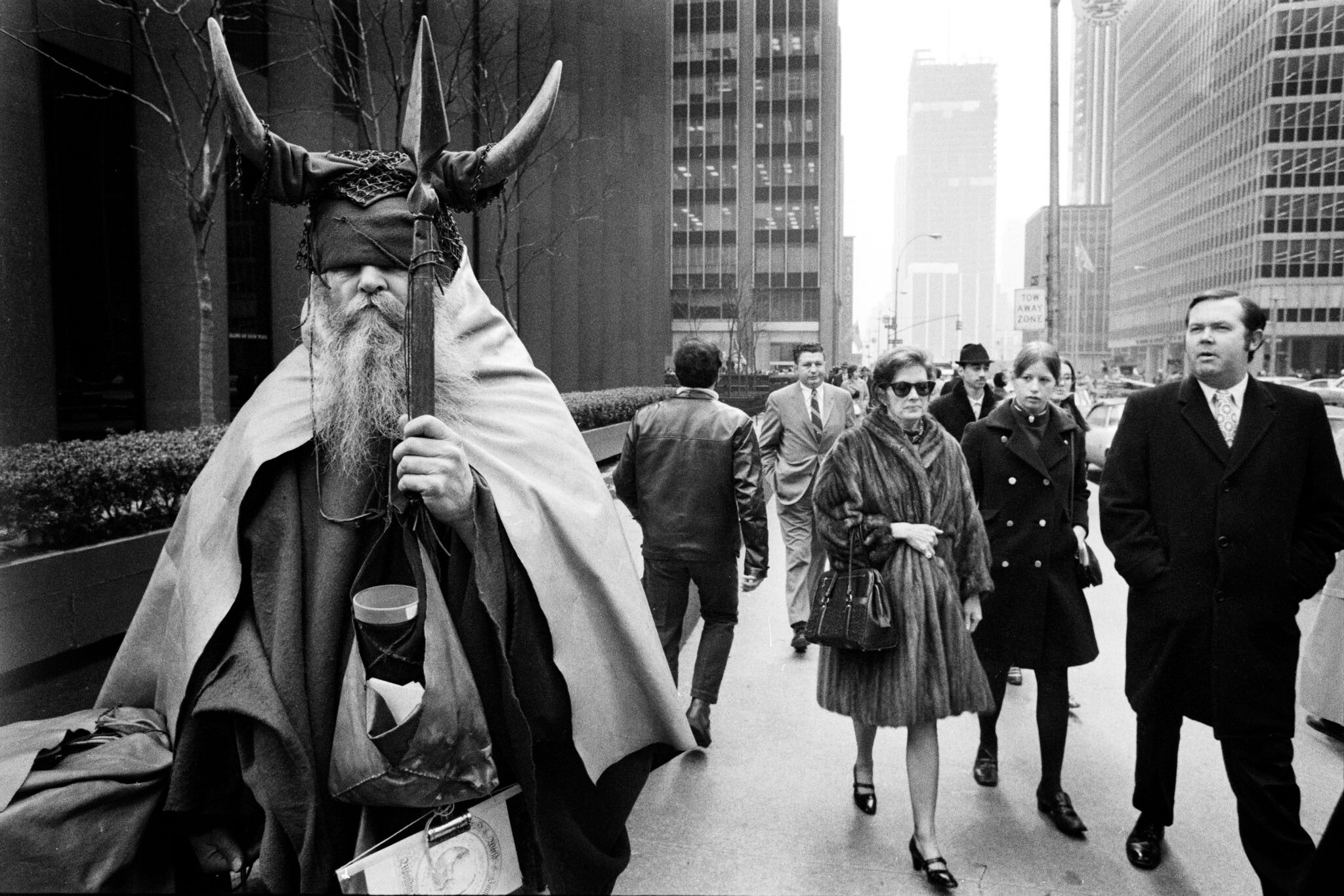 Викинг в Нью-Йорке, 1970-е. (Слепой уличный музыкант Moondog / Луис Томас Хардин). Фотограф Питер Мартенс 
