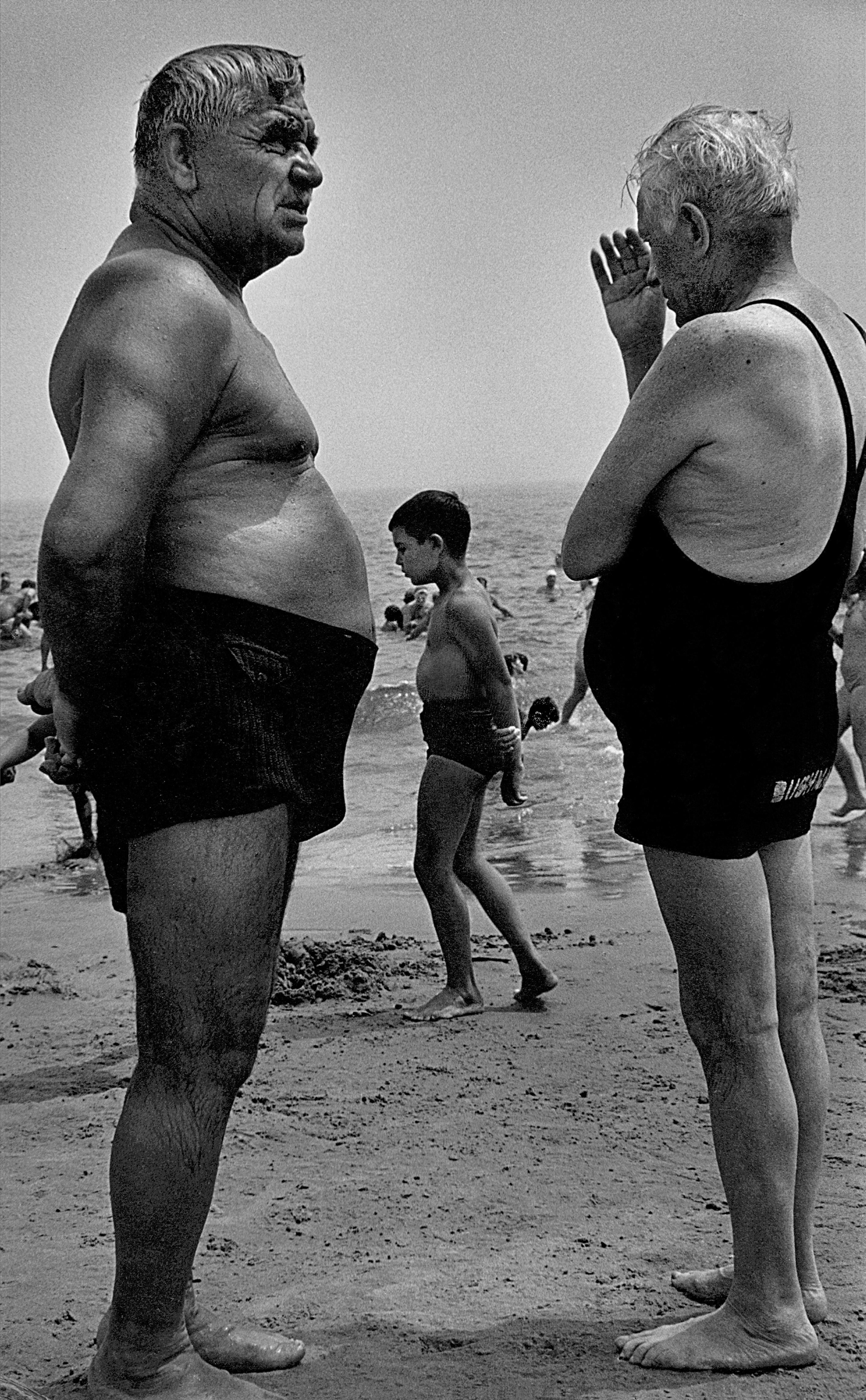 Двое мужчин и мальчик созерцают, 1950. Фотограф Гарольд Файнштейн 
