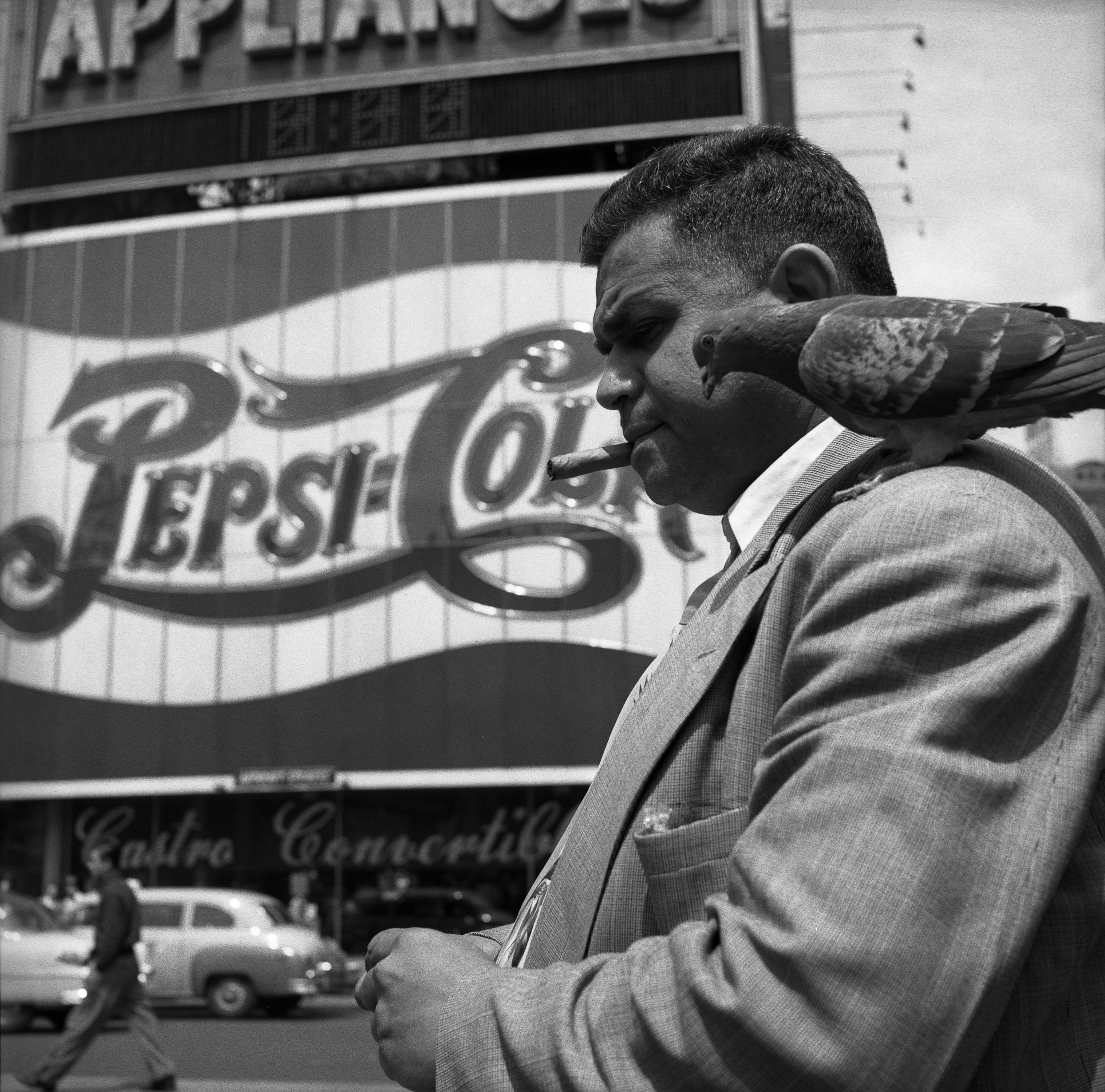 Делится сигарой, 1954. Фотограф Гарольд Файнштейн 