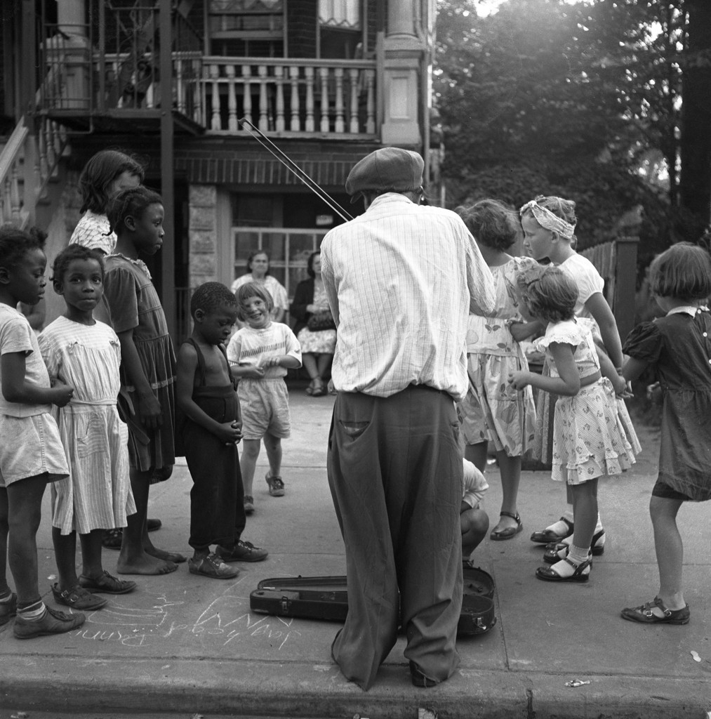 Дети и скрипач, 1948. Фотограф Гарольд Файнштейн 