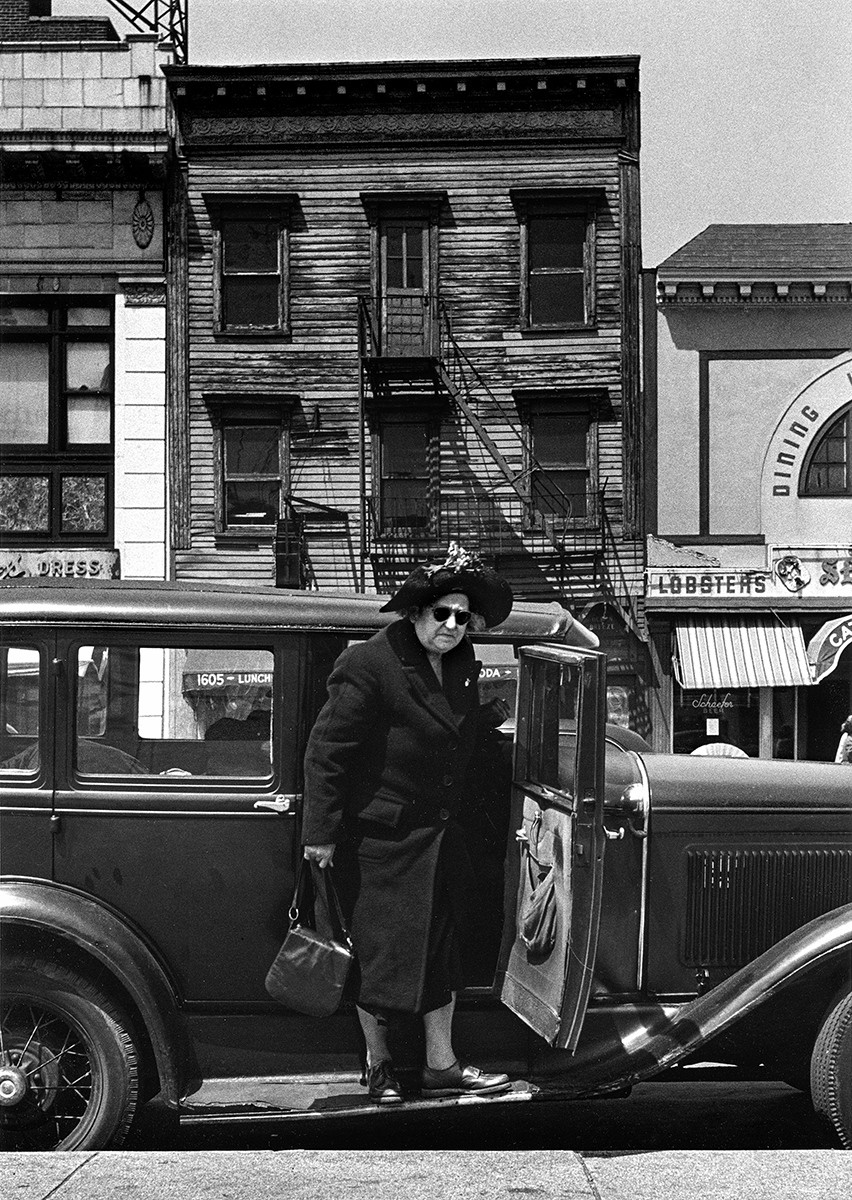 Женщина выходит из машины, 1946. Фотограф Гарольд Файнштейн 