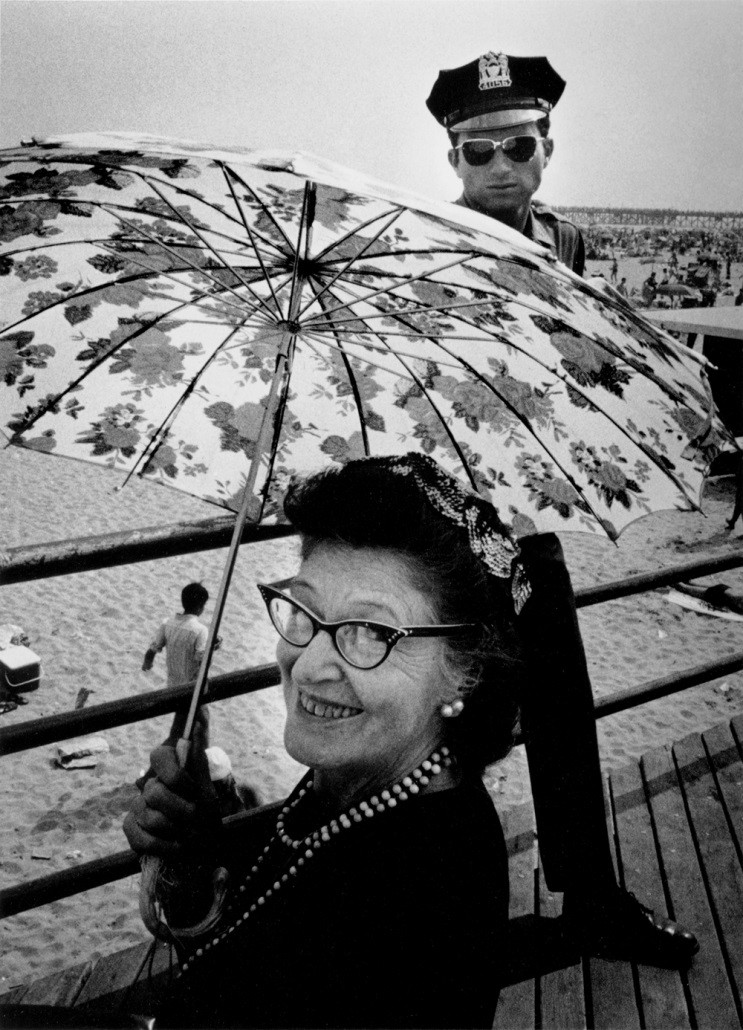 Леди с цветочным зонтом, 1969. Фотограф Гарольд Файнштейн
