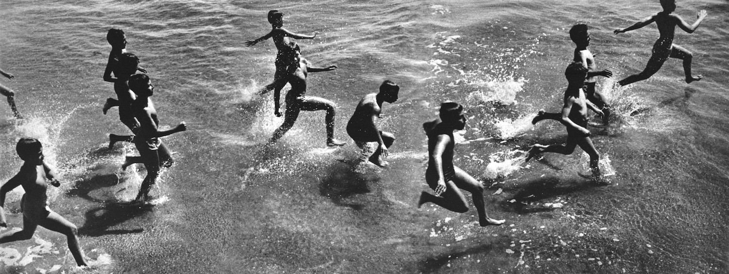 Мальчики бегут к серфу, 1954. Фотограф Гарольд Файнштейн