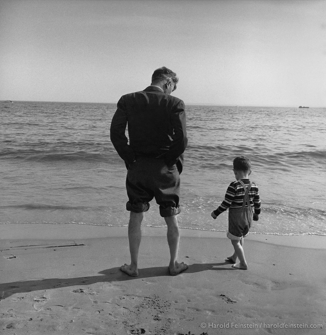 Отец и сын у воды, 1949. Фотограф Гарольд Файнштейн 
