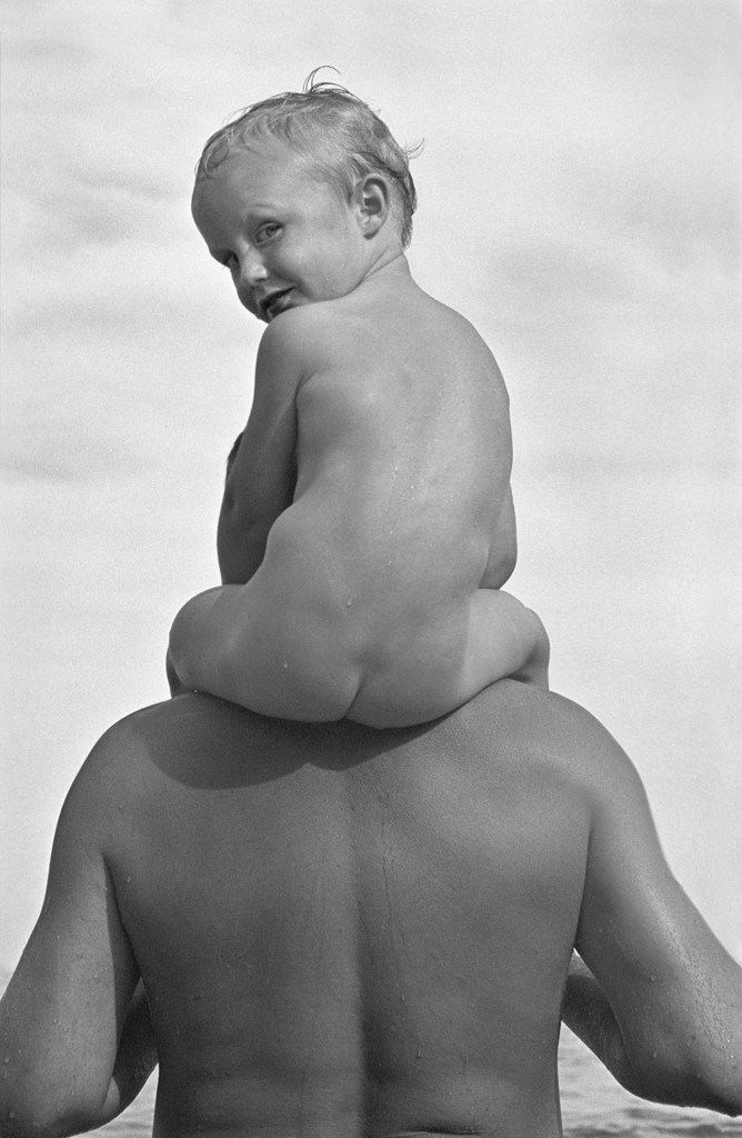Ребенок на отцовских плечах, 1988. Фотограф Гарольд Файнштейн 