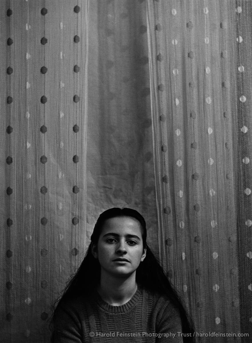 Румынская девушка со шторами, 1948. Фотограф Гарольд Файнштейн 