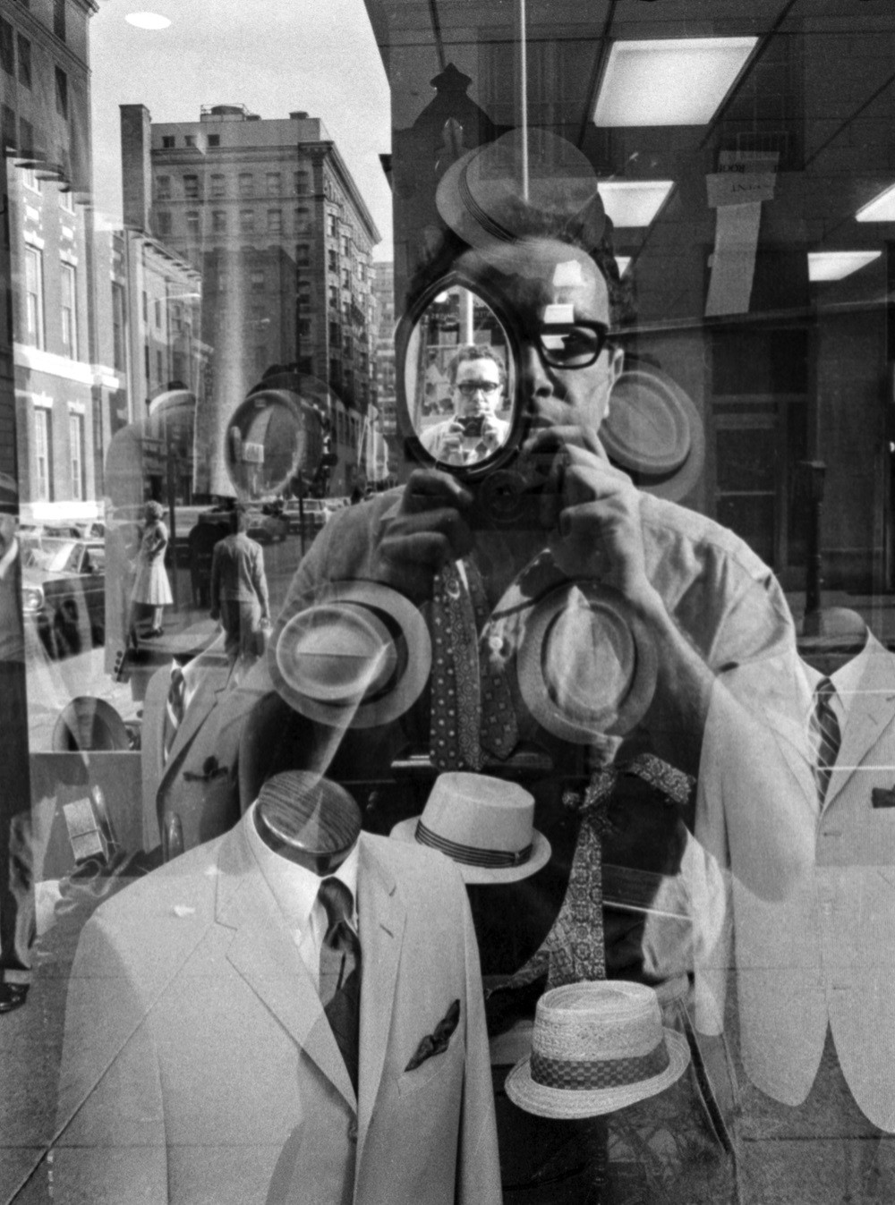 Человек в зеркале, 1964. Фотограф Гарольд Файнштейн
