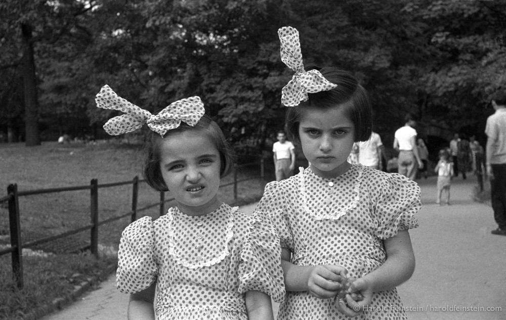Близнецы в горошек, 1952. Фотограф Гарольд Файнштейн 