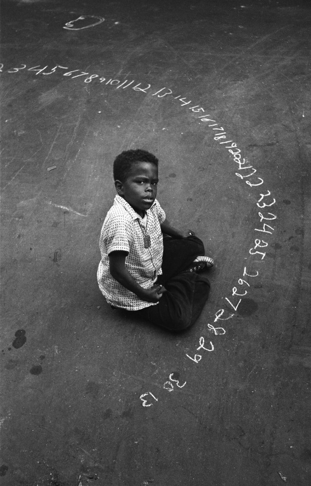 Мальчик с цифрами мелом, 1955. Фотограф Гарольд Файнштейн 