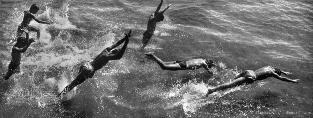 Ныряющие мальчики, 1954. Фотограф Гарольд Файнштейн 