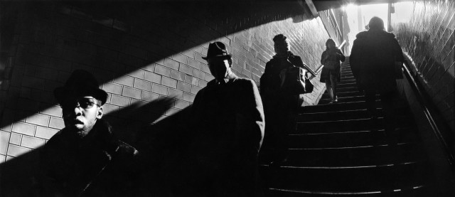 Поднимаясь по лестнице метро, ​​1970. Фотограф Гарольд Файнштейн 