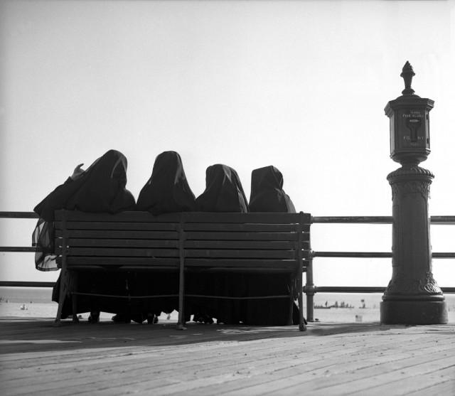 Четыре монахини на скамейке, 1947. Фотограф Гарольд Файнштейн 