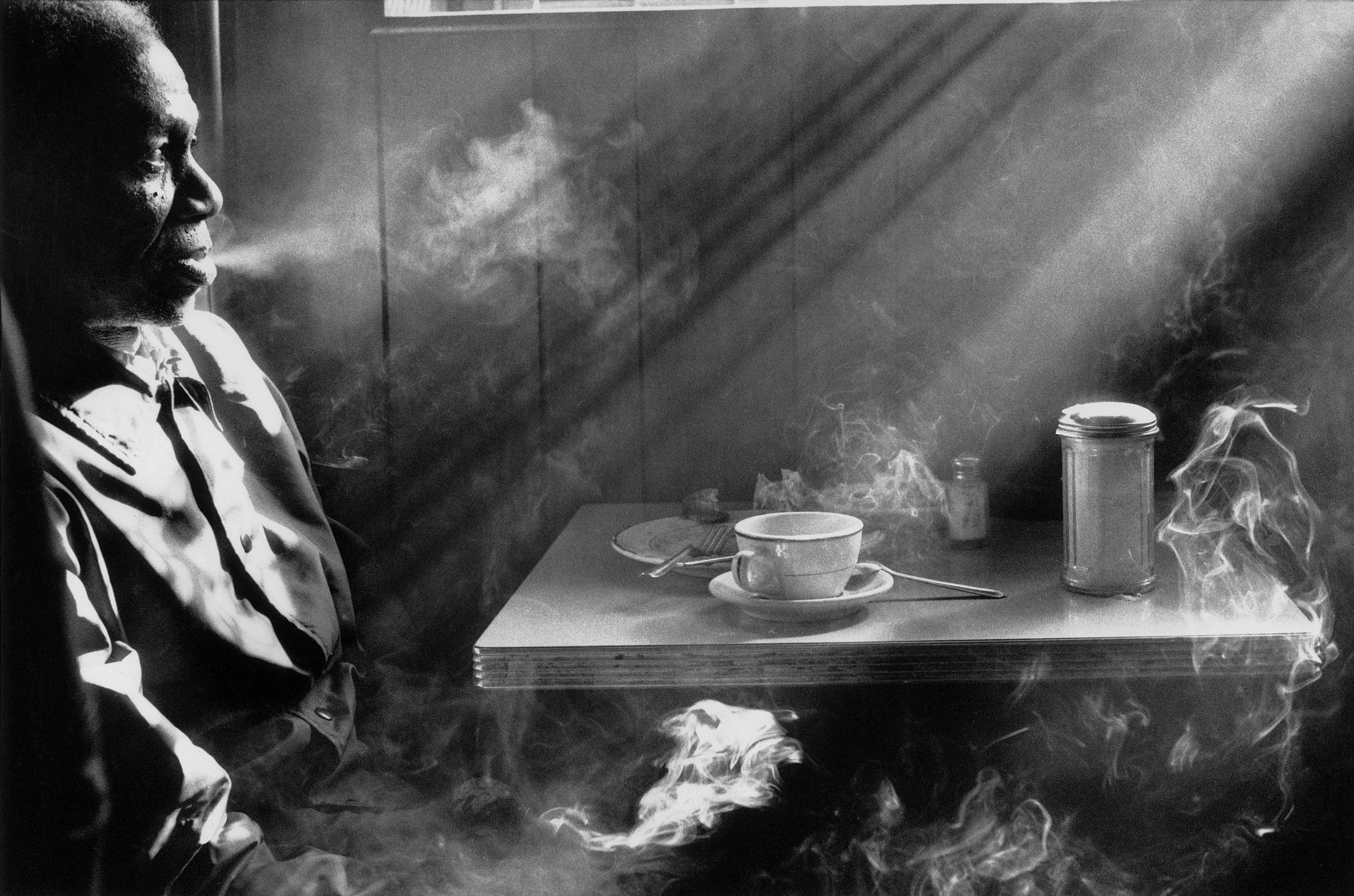 Мужчина курит в закусочной, 1974. Фотограф Гарольд Файнштейн 