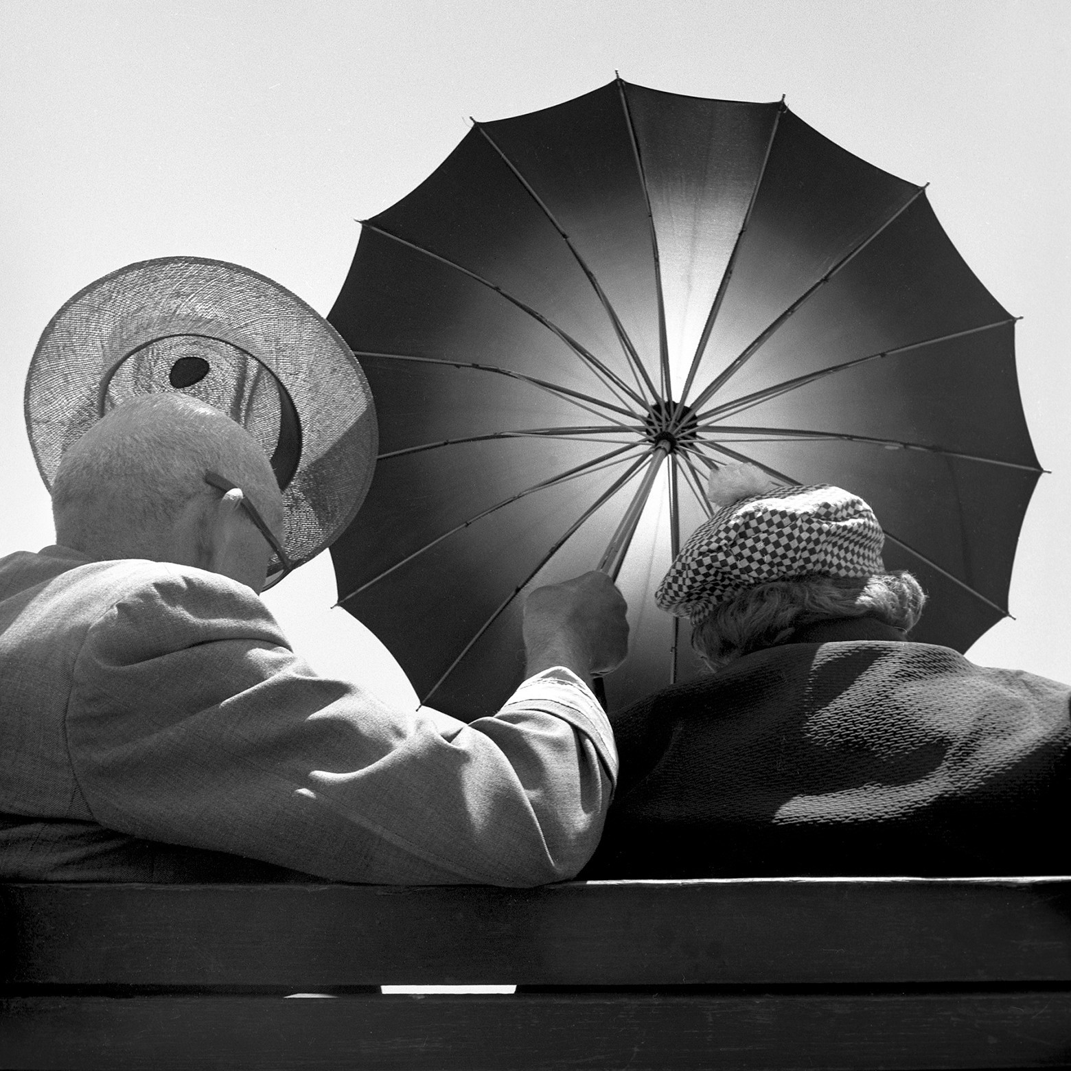 В поисках тени, 1954. Фотограф Гарольд Файнштейн 