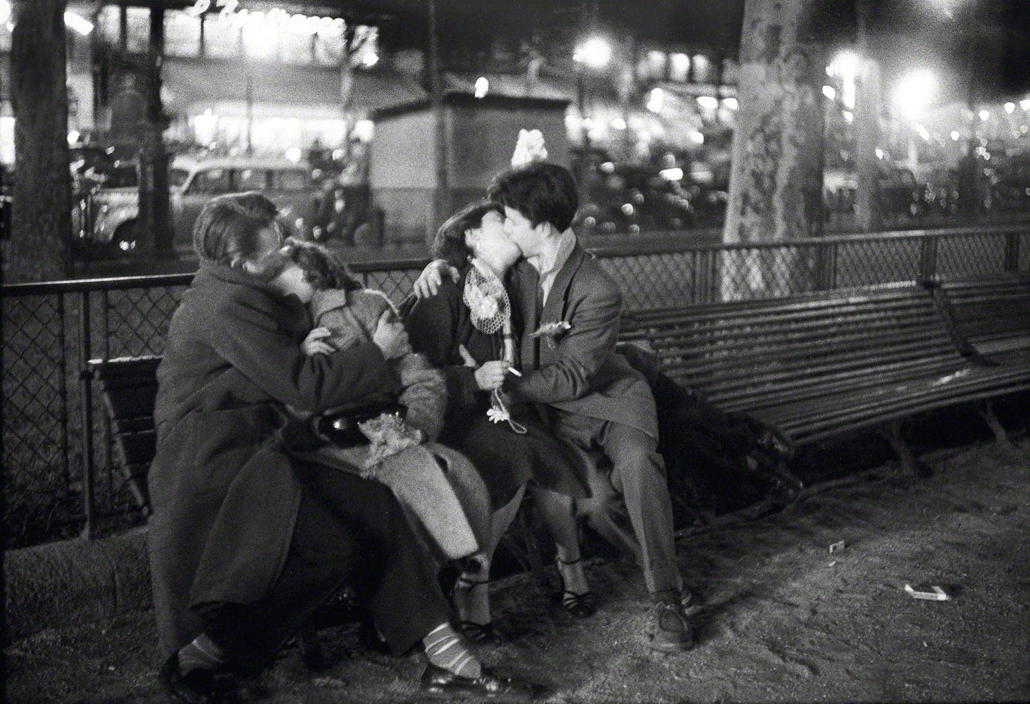 Две пары влюблённых, Площадь Республики, 1955. Фотограф Сабина Вайс