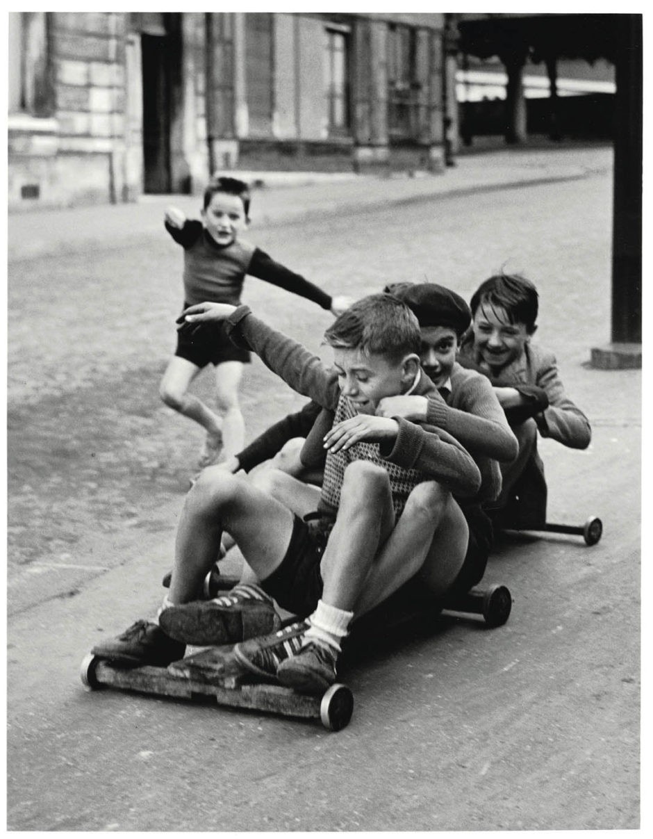 Дети играют, улица Эдмон-Фламанд, Париж, 1952. Фотограф Сабина Вайс