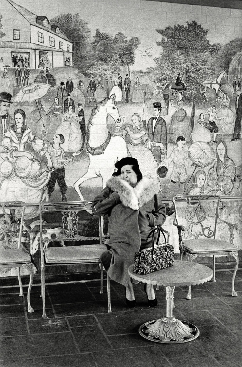 Женщина в зале, Филадельфия, США, 1962. Фотограф Сабина Вайс