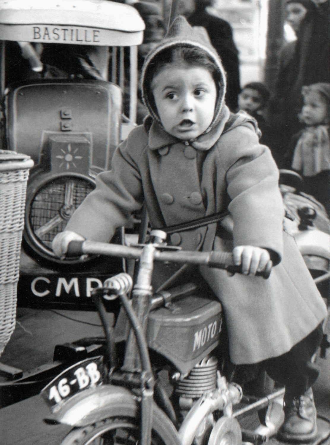Маленькая девочка, Бастилия, 1952. Фотограф Сабина Вайс