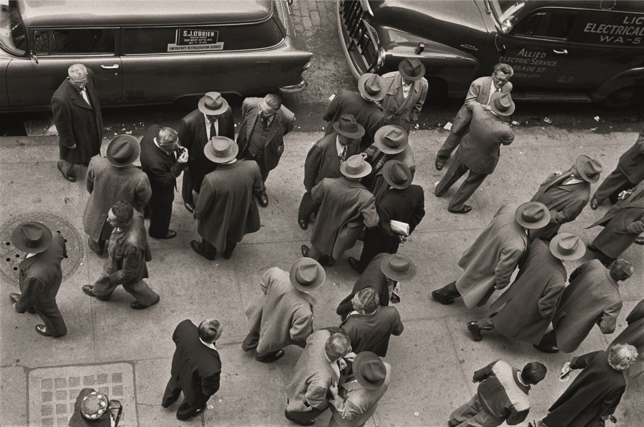 Мужчины на улице, Нью-Йорк, 1955. Фотограф Сабина Вайс