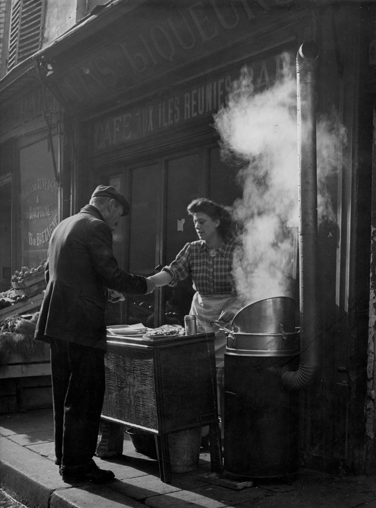 Продавец картофеля фри Париж, 1952. Фотограф Сабина Вайс
