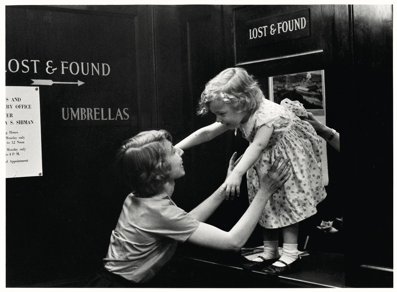 Ребенок потерянный в универмаге, Нью-Йорк, США, 1955. Фотограф Сабина Вайс