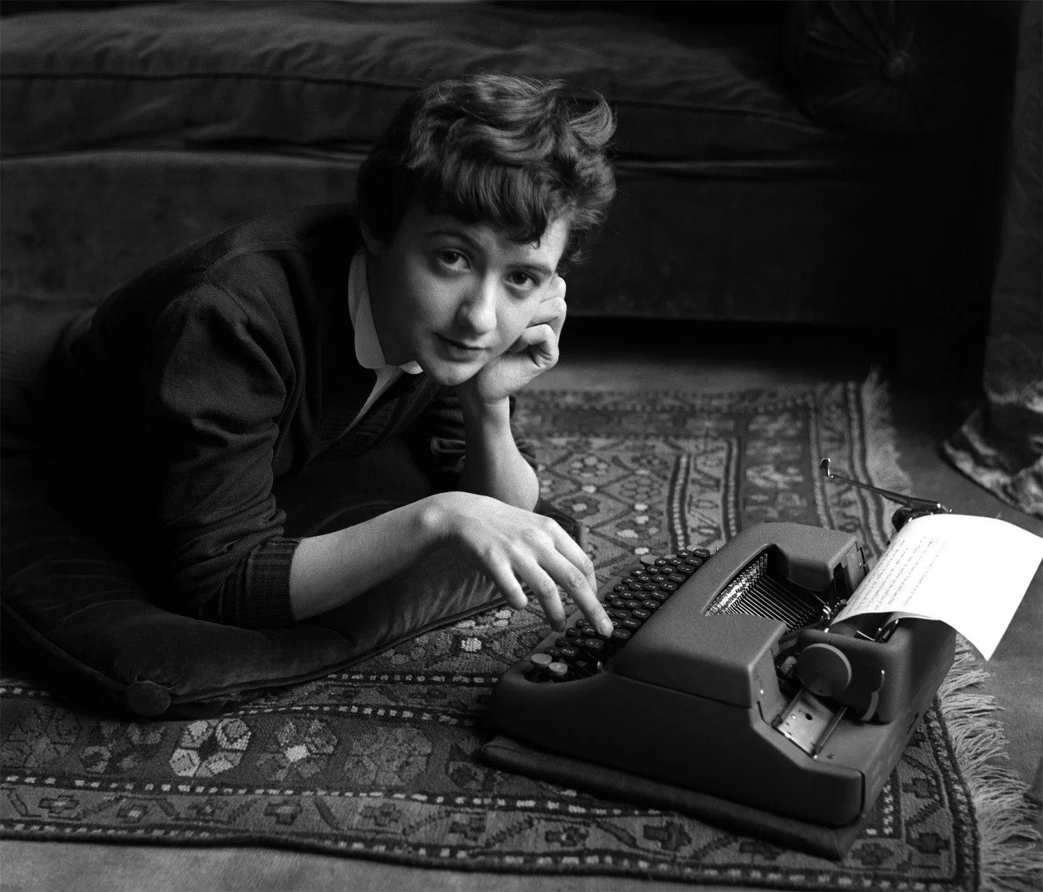 Франсуаза Саган дома, во время выхода своего первого романа, Париж, 1954. Фотограф Сабина Вайс