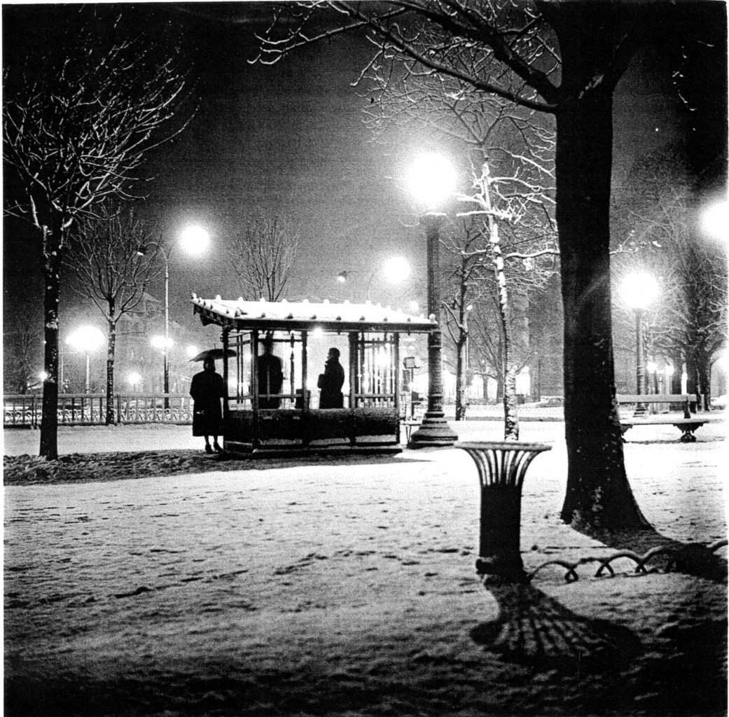 Автобусная остановка ночью, 1958. Фотограф Сабина Вайс