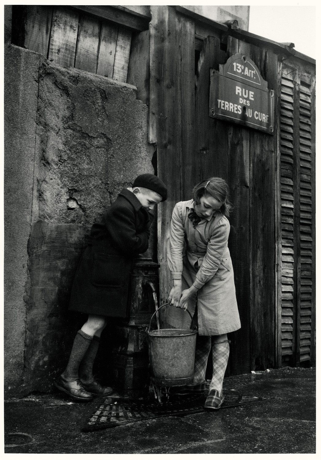 Дети берут воду из колонки, Париж, 1954. Фотограф Сабина Вайс