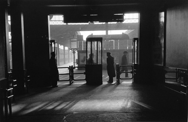 Лионский вокзал, Париж, 1955. Фотограф Сабина Вайс