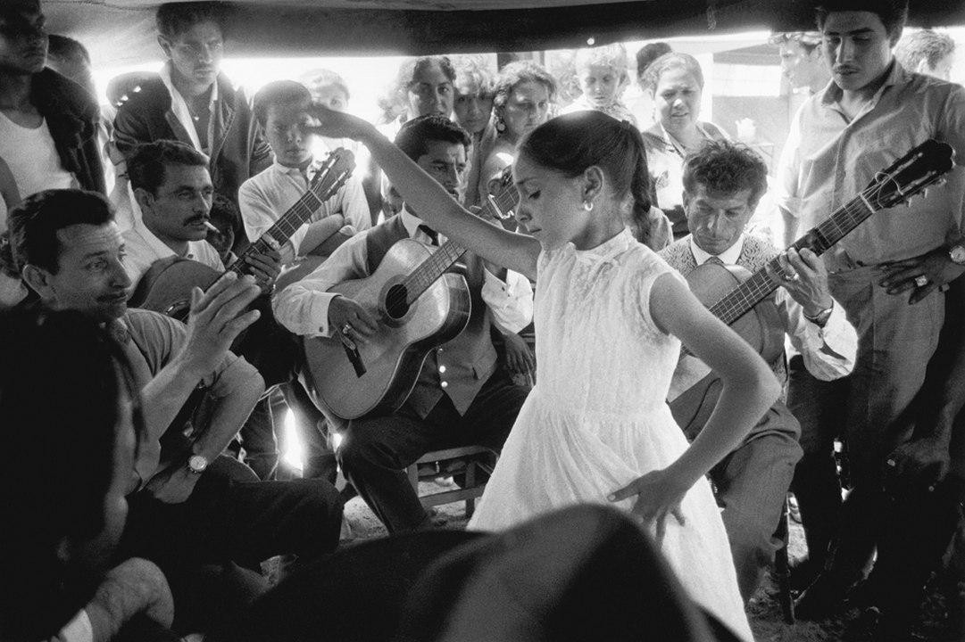 Маленькая цыганка, Сент-Мари-де-ла-Мер, Франция, 1954. Фотограф Сабина Вайс