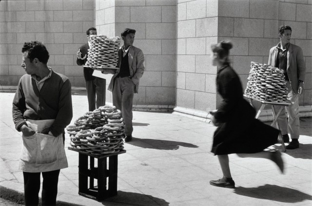 Продавцы хлеба, Афины, Греция, 1958. Фотограф Сабина Вайс