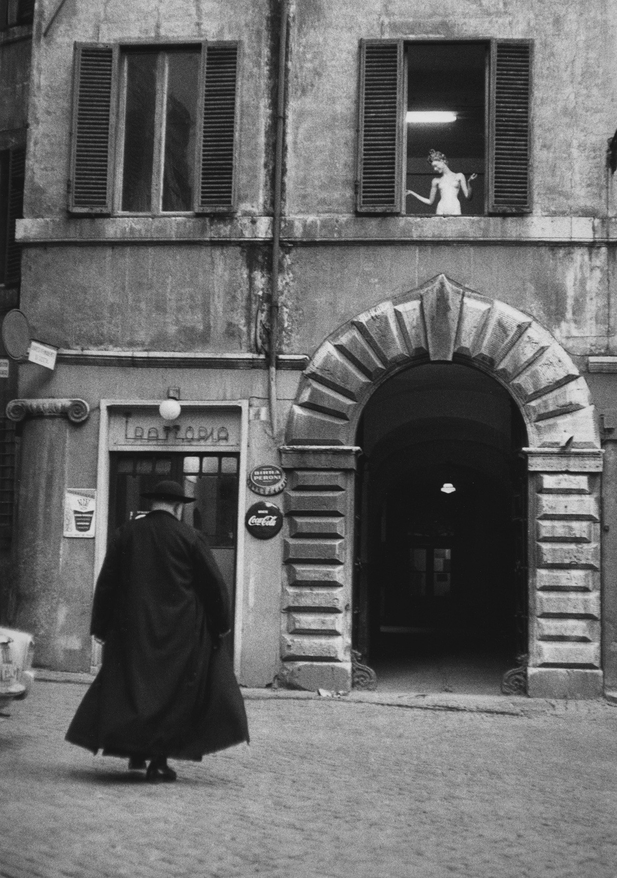 Священник перед тратторией, Рим, Италия, 1957