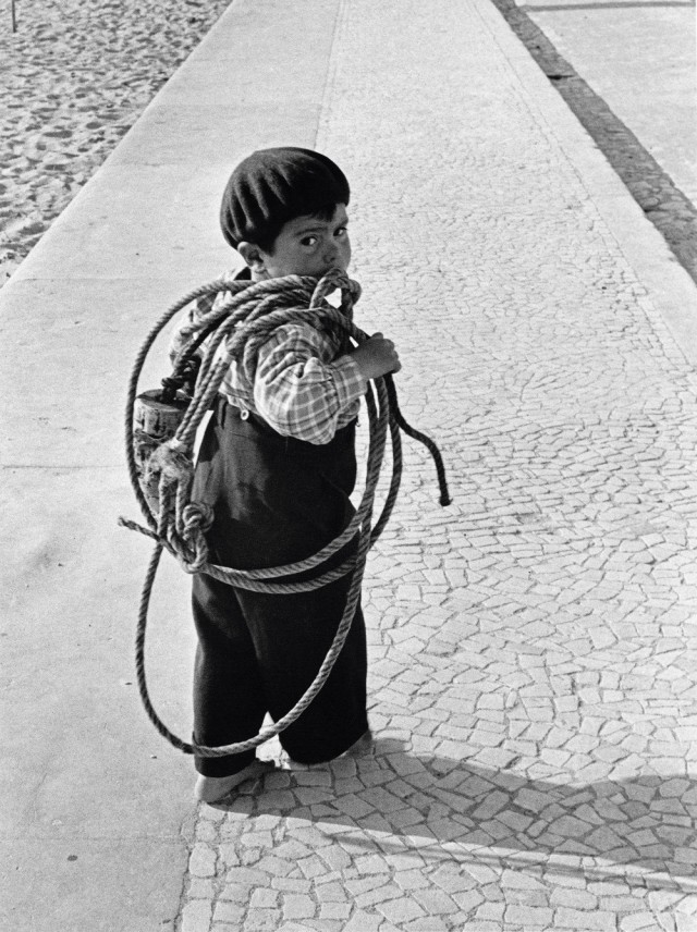 Ребенок, Назаре, Португалия, 1954. Фотограф Сабина Вайс
