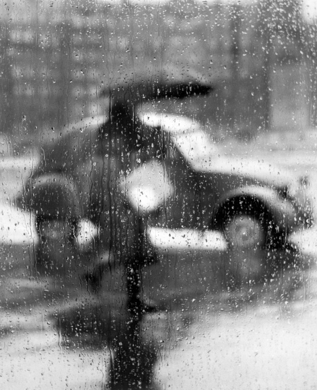 Под дождем, Париж, 1957. Фотограф Сабина Вайс