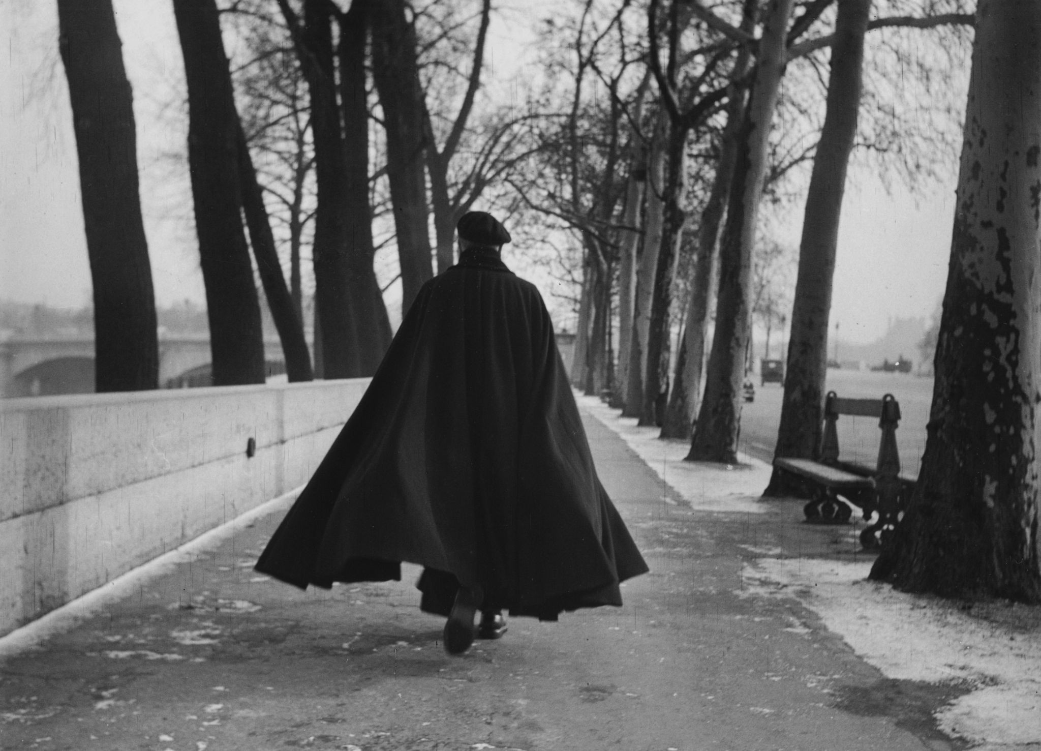 Мужчина в черном пальто, Париж, 1954. Фотограф Сабина Вайс