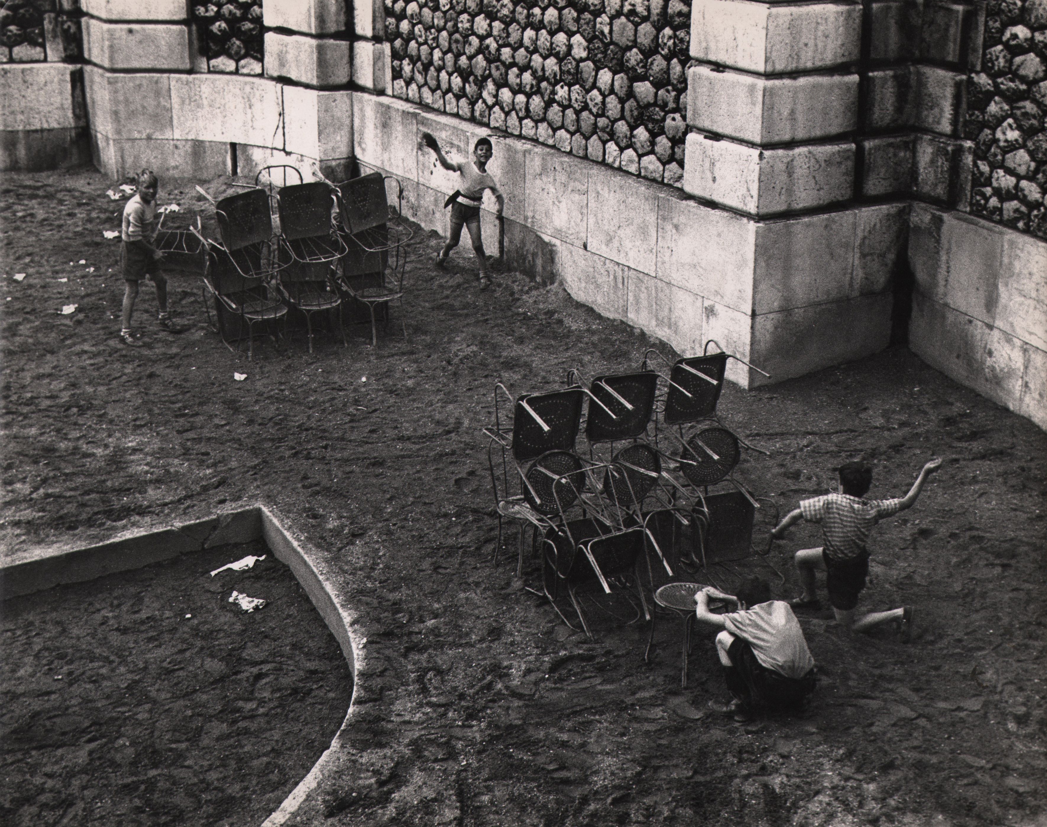 Битва у подножияя Сакре-Кёр, Париж, около 1950.  Фотограф Сабина Вайс