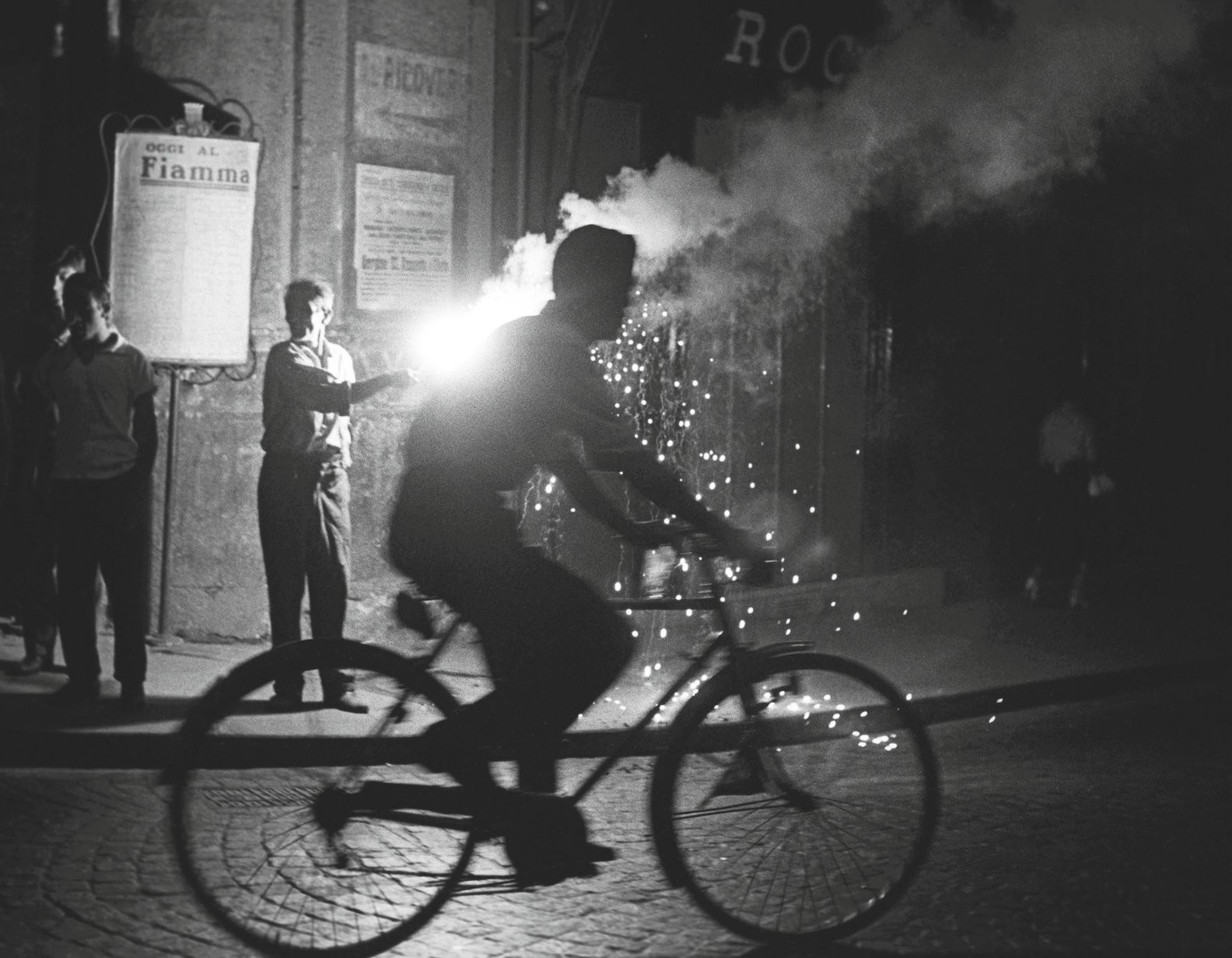 Бенгальские огни, Неаполь Италия, 1955. Фотограф Сабина Вайс